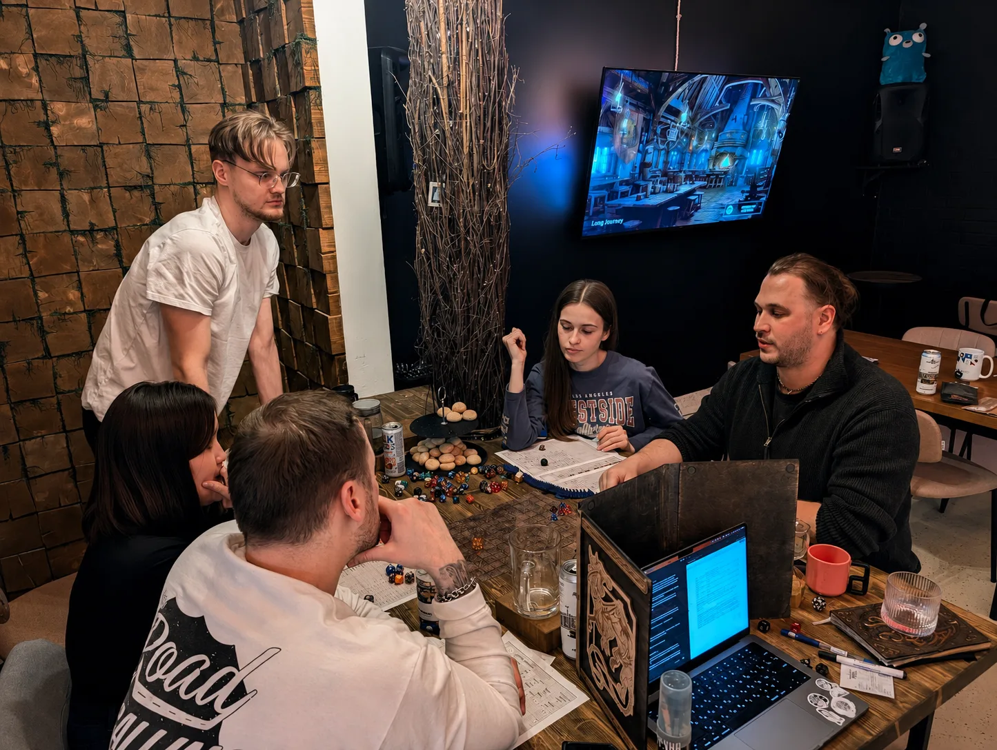 Настольная игра: стол, кубики, компания